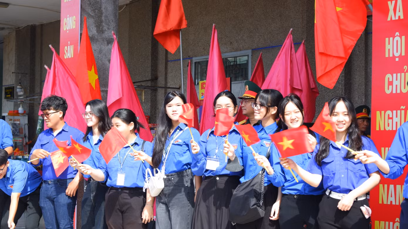 Từ trưa cùng ngày các bạn trẻ Đà Nẵng đã có mặt cùng chào đón các lực lượng tham gia diễu binh, diễu hành.