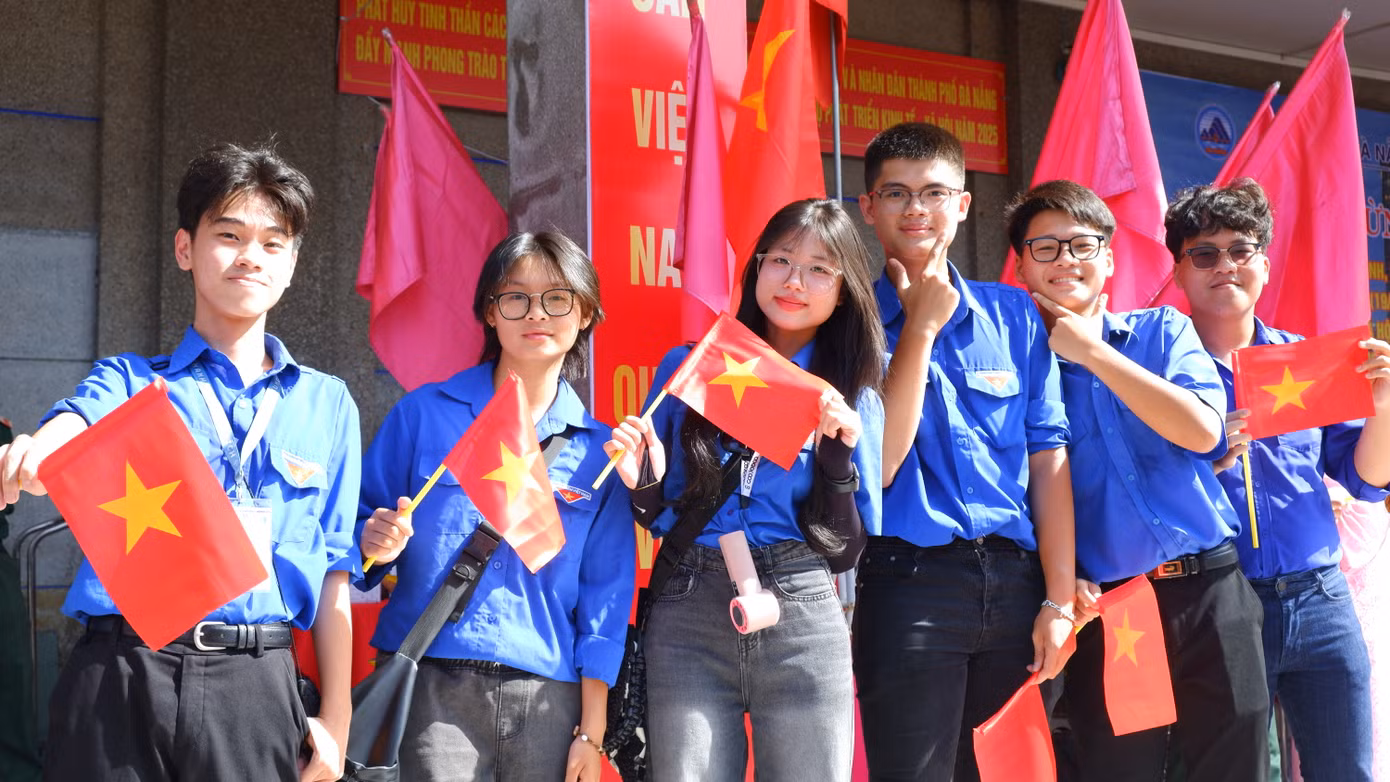 Từ trưa cùng ngày các bạn trẻ Đà Nẵng đã có mặt cùng chào đón các lực lượng tham gia diễu binh, diễu hành.