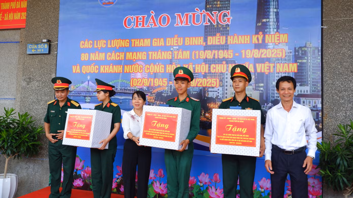 Lãnh đạo các cơ quan chức năng TP. Đà Nẵng tặng quà đại diện các khối lực lượng tham gia diễu binh diễu hành. Phát biểu tại chương trình, đại diện lãnh đạo TP. Đà Nẵng nhấn mạnh, tham gia diễu binh, diễu hành trong lễ kỷ niệm là một nhiệm vụ chính trị đặc biệt quan trọng, là niềm tự hào, trách nhiệm cao cả của mỗi quân nhân, góp phần khẳng định tinh thần bất diệt của Cách mạng tháng Tám và Quốc khánh 2/9 cũng như tinh thần, sức mạnh đại đoàn kết toàn dân tộc trong cuộc kháng chiến giành độc lập tự do cho dân tộc.