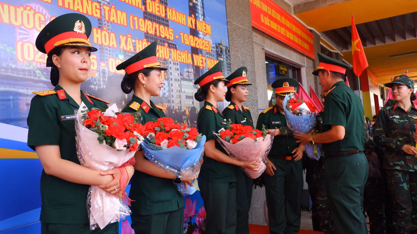 Lãnh đạo các cơ quan chức năng TP. Đà Nẵng tặng quà đại diện các khối lực lượng tham gia diễu binh diễu hành. Phát biểu tại chương trình, đại diện lãnh đạo TP. Đà Nẵng nhấn mạnh, tham gia diễu binh, diễu hành trong lễ kỷ niệm là một nhiệm vụ chính trị đặc biệt quan trọng, là niềm tự hào, trách nhiệm cao cả của mỗi quân nhân, góp phần khẳng định tinh thần bất diệt của Cách mạng tháng Tám và Quốc khánh 2/9 cũng như tinh thần, sức mạnh đại đoàn kết toàn dân tộc trong cuộc kháng chiến giành độc lập tự do cho dân tộc.