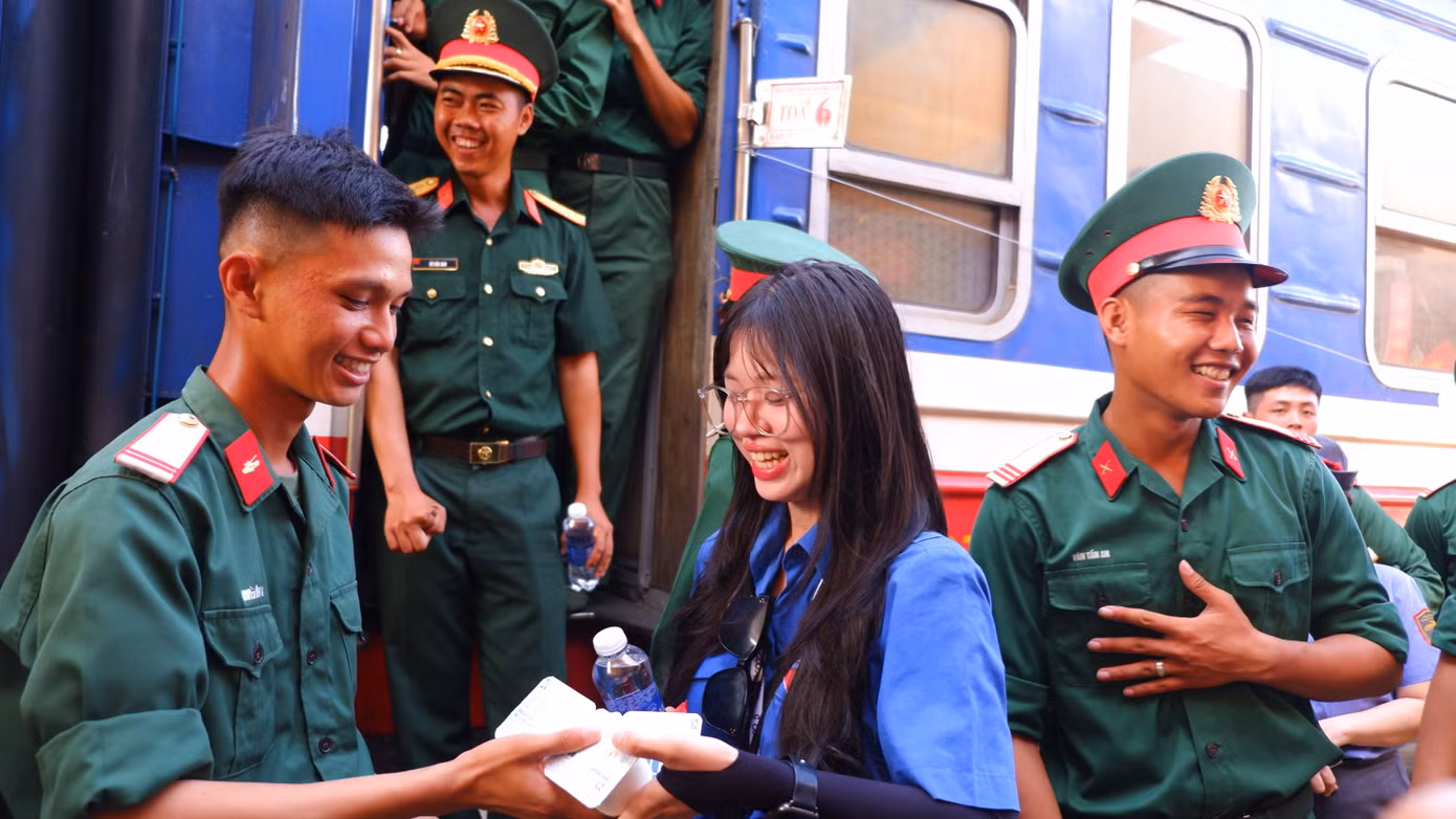 Các bạn trẻ Đà Nẵng tận tay trao những chai nước, hộp sữa cho các chiến sĩ.
