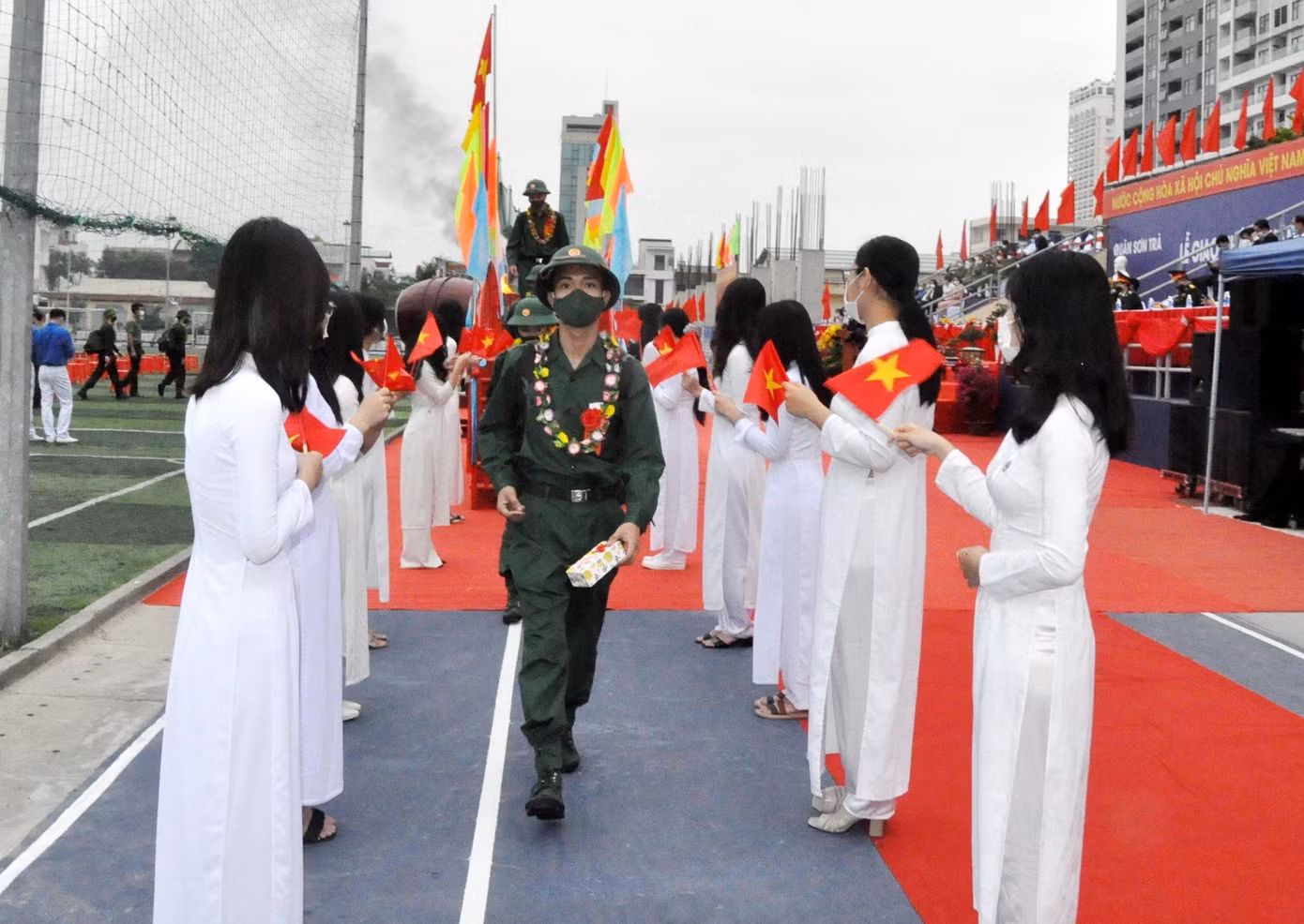 Thanh niên Đà Nẵng hăng hái lên đường nhập ngũ. Thanh niên Đà Nẵng hăng hái lên đường nhập ngũ.