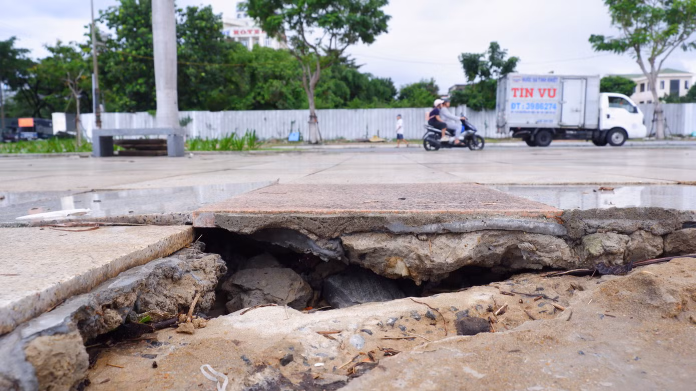 Nhiều vị trí bị sụt lún hư hỏng nặng, lộ gạch vữa, đất đá bên dưới.