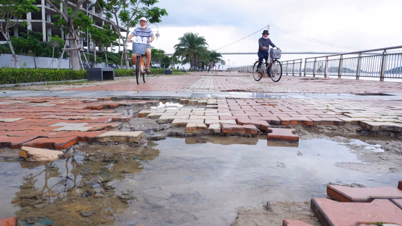 Về giải pháp lâu dài, sở GTVT TP. Đà Nẵng cho hay, đang phối hợp với các ngành, đơn vị liên quan nghiên cứu giải pháp lâu dài như lắp đặt các khối tiêu giảm năng lượng sóng, xây dựng hệ kè mềm chắn sóng,…để hạn chế ảnh hưởng của sóng biển, thủy triều dâng.