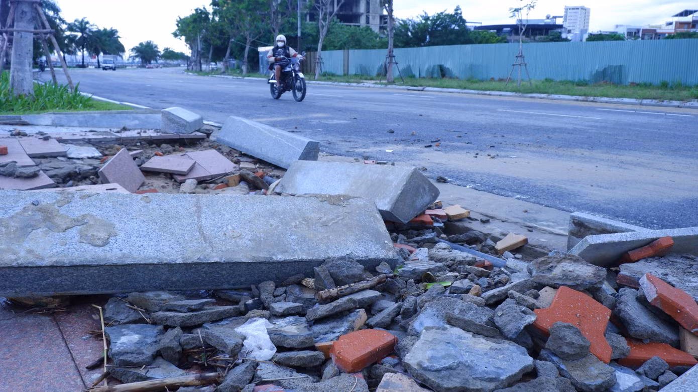 Bó vỉa hè tuyến đường Như Nguyệt nhiều vị trí bị bong tróc sau bão. Theo một số người dân, bão số 6 tuy không mạnh nhưng sóng biển tại khu vực này rất dị thường, lớn hơn các đợt bão trước rất nhiều. Trong khi đó, theo sở GTVT TP. Đà Nẵng, bão số 6 vừa qua trùng tác động của thủy triều dâng cao làm ngập đường Như Nguyệt, kết hợp gió mạnh, sóng lớn, nước chảy gây xói lở.