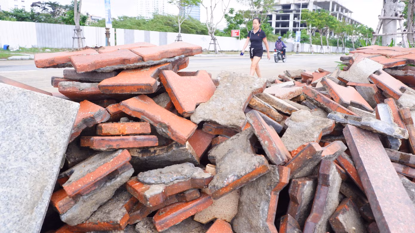 Người dân đi bộ tập thể dục phải né tránh, đi xuống lòng đường Như Nguyệt.