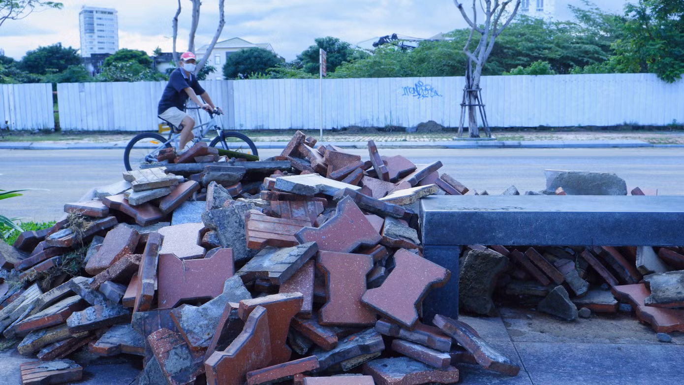 Tuyến đường Như Nguyệt ven sông Hàn ít phương tiện đi lại, là khu vực dành cho khách du lịch bộ hành và người dân tập thể dục mỗi ngày. Sau bão, nhiều người ngạc nhiên vì vỉa hè tuyến đường không còn nguyên vẹn, đất đá nham nhở, gạch chất cao từng đống.
