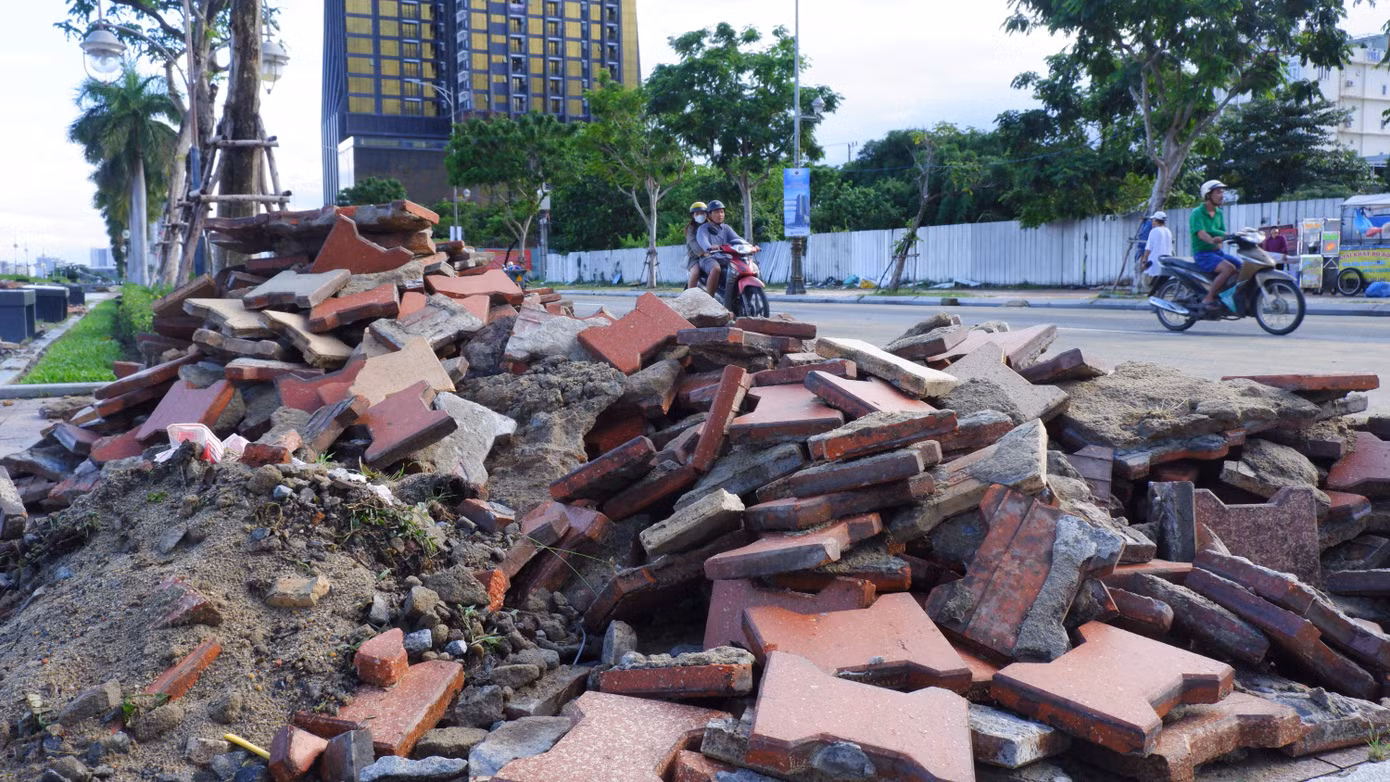 Theo ghi nhận có gần 1km tuyến vỉa hè dọc đường Như Nguyệt đã không còn nguyên vẹn, nhiều vị trí gạch, đá đã bị lột sạch.