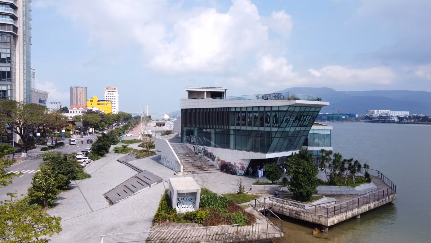 Tọa lạc bên sông Hàn, giữa trung tâm TP. Đà Nẵng nhưng khu vực dự án nhà hàng, bến du thuyền phía nam cảng Đà Nẵng bỏ hoang, vẽ bậy, nhếch nhác dù đã là những ngày cuối năm.
