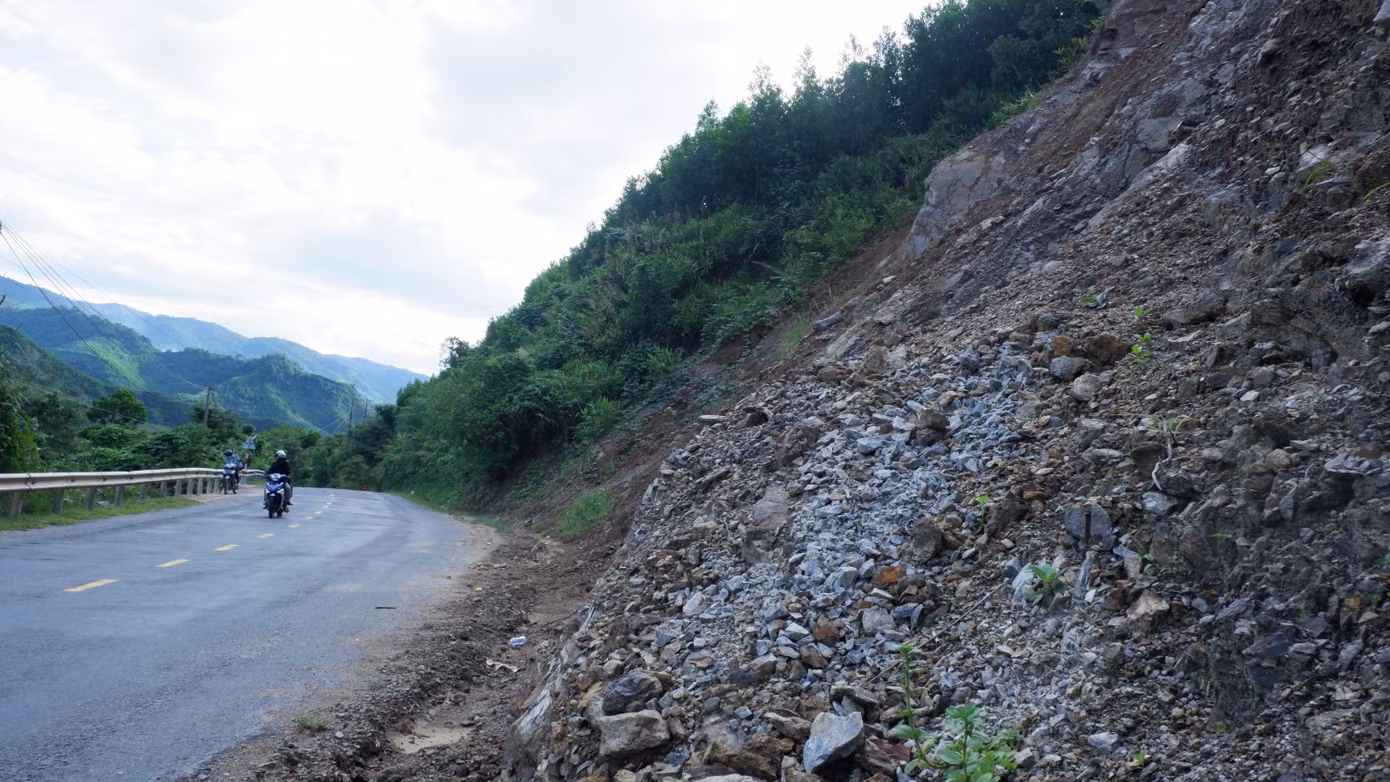 Đất đá dọc sườn núi có nguy cơ sạt lở, đe dọa người và phương tiện tham gia giao thông.