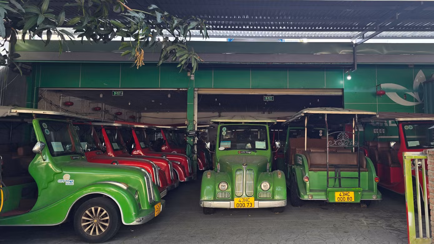 Thời gian qua, hàng loạt doanh nghiệp hoạt động vận tải xe điện 4 bánh đã phải ngừng hoạt động do vướng quy định. Cụ thể, Nghị định 165/2024/NĐ-CP có hiệu lực từ 15/2/2025, quy định xe chở người bốn bánh có gắn động cơ chỉ được lưu thông trên đường có biển báo tốc độ tối đa 30 km/h. Trong khi đó, tại Đà Nẵng hiện rất hiếm có tuyến đường lắp đặt biển báo này, do đó, xe điện 4 bánh phải “đứng bánh” gần 4 tháng nay.