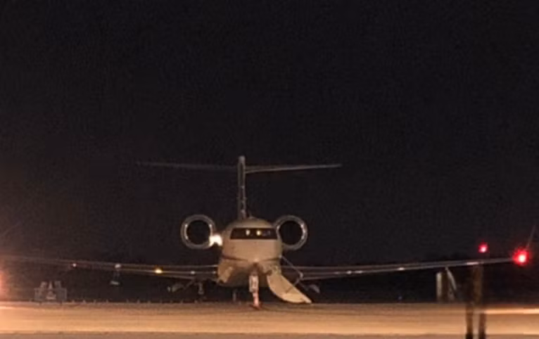 Máy bay Gulfstream G650ER mang số hiệu N887WM của tỷ phú Bill Gates tại sân bay Đà Nẵng vào tối 7/3, trước giờ cất cánh. Ảnh: N.T.