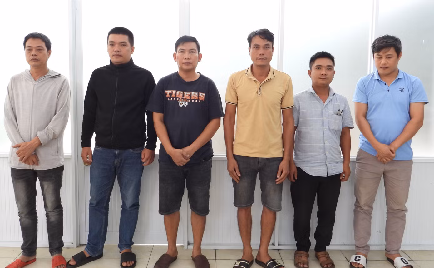 Một số đối tượng liên quan đến đường dây đánh bạc vừa bị công an thành phố Đà Nẵng triệt phá. Một số đối tượng liên quan đến đường dây đánh bạc vừa bị công an thành phố Đà Nẵng triệt phá.