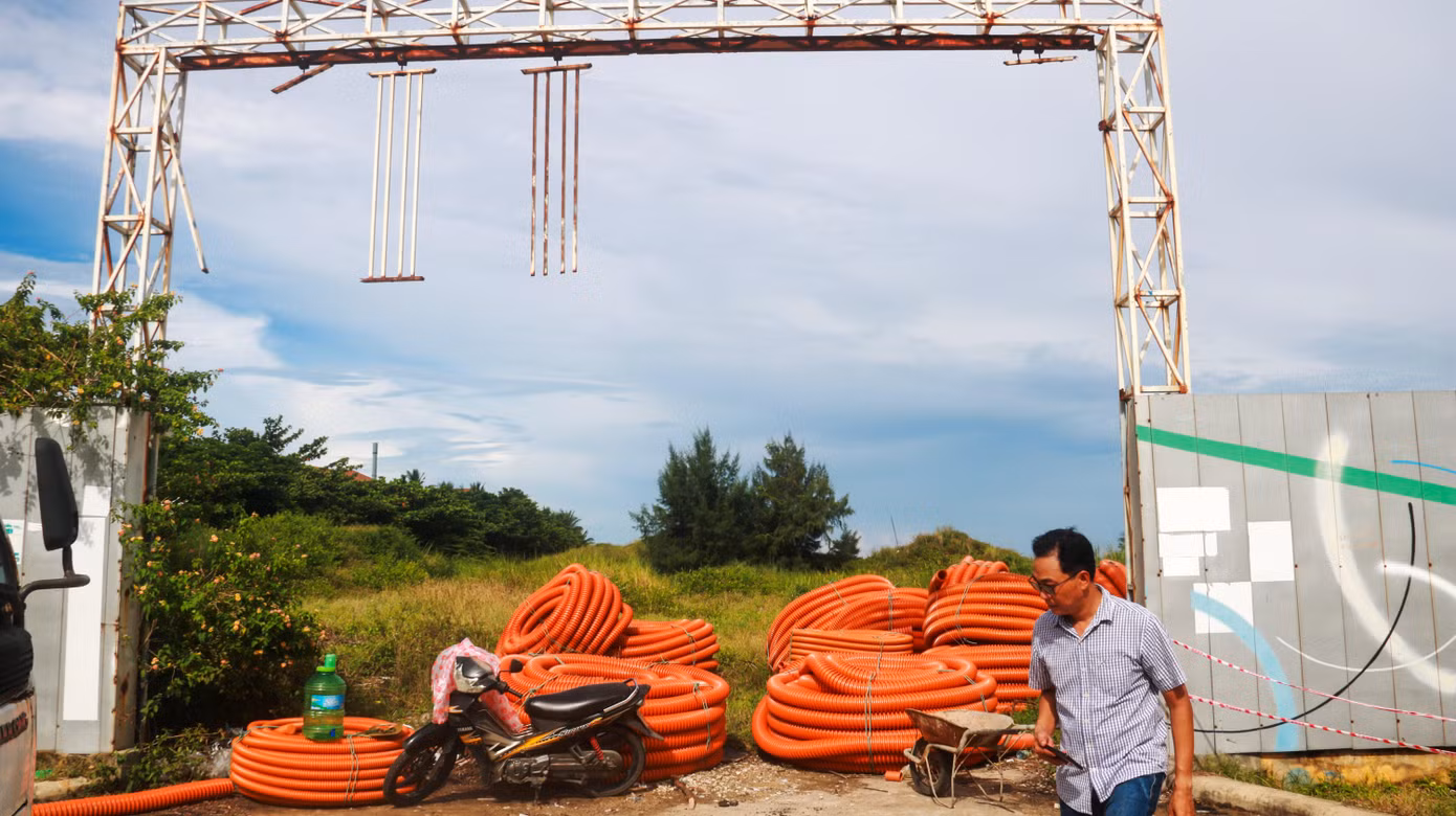 Dự án du lịch biển của Công ty I.V.C cuối đường Huyền Trân Công Chúa (quận Ngũ Hành Sơn). Dự án này liên quan đến ông Phan Văn Anh Vũ (còn gọi Vũ nhôm), bỏ hoang nhiều năm nay.