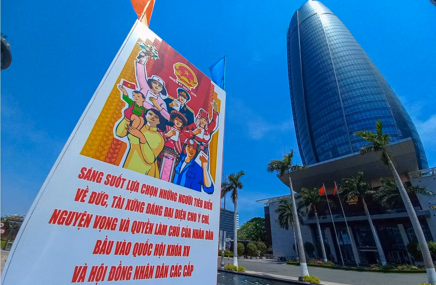 Trang trí tuyên truyền chào mừng bầu cử tại khu vực Trung tâm hành chính TP Đà Nẵng. Ảnh: Nguyễn Thành