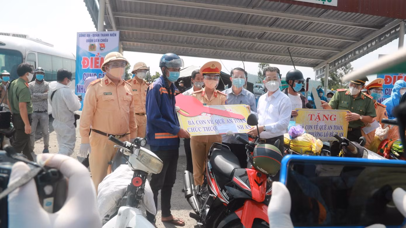 Bí thư Thành ủy Đà Nẵng, ông Nguyễn Văn Quảng trực tiếp trao xe máy của ông Phan Diễn (nguyên Ủy viên Bộ Chính trị, nguyên Thường trực Ban Bí thư, Chủ tịch quỹ phòng tránh thiên tai miền Trung) gửi tặng người dân tại trạm trung chuyển.