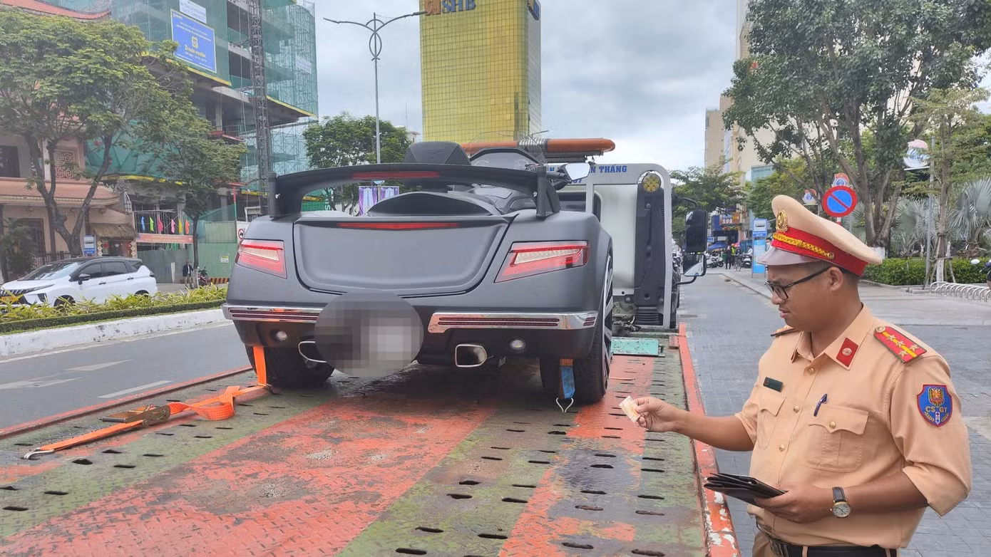 CSGT Đà Nẵng kiểm tra một siêu xe vi phạm.