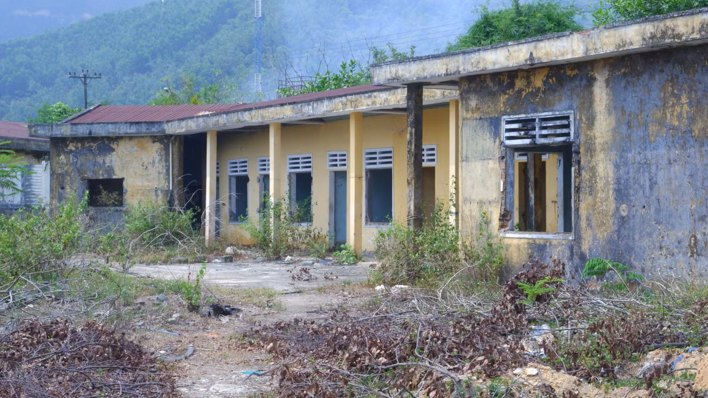 Một dãy nhà chức năng bên trong khu đất bị bỏ hoang.