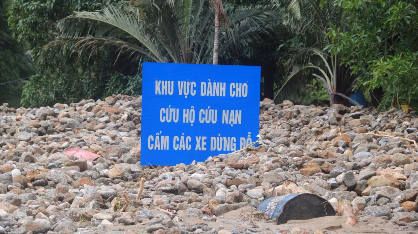 Võ Ngọc Trung - Phó Tổng Giám đốc Công ty CP Đầu tư hạ tầng giao thông Đèo Cả, đơn vị quản lý vận hành hầm Hải Vân: Từ 1h sáng ngày 15/10, đơn vị bắt đầu huy động lực lượng khắc phục sự cố. Đến khoảng 6h cùng ngày đã thông được hầm số 2. Ảnh: Nguyễn Thành
