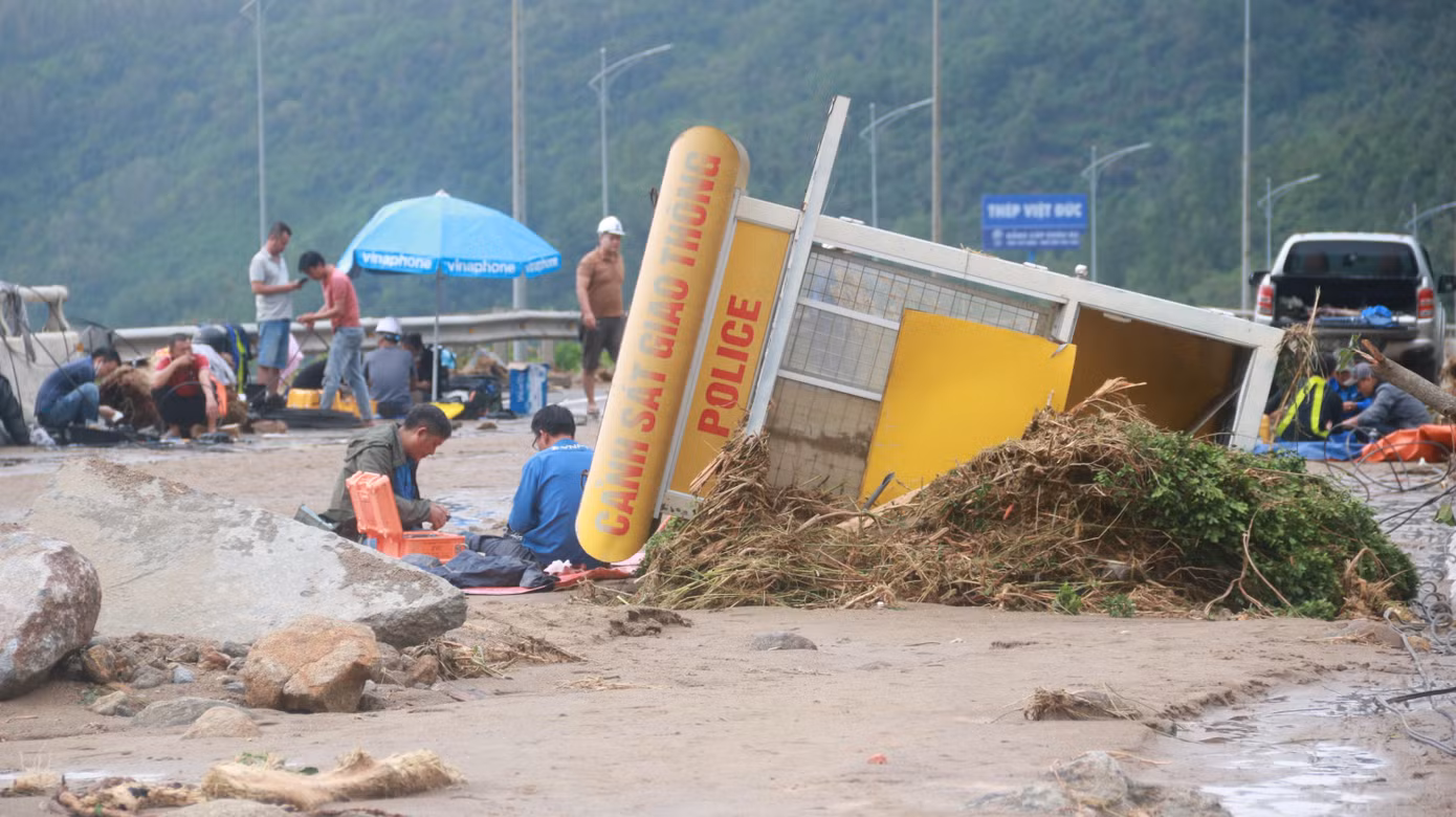 Bốt gác CSGT bị nước lũ cuốn trôi nằm ngã trên đường cùng với đất đá, cây cối. Ảnh: Nguyễn Thành