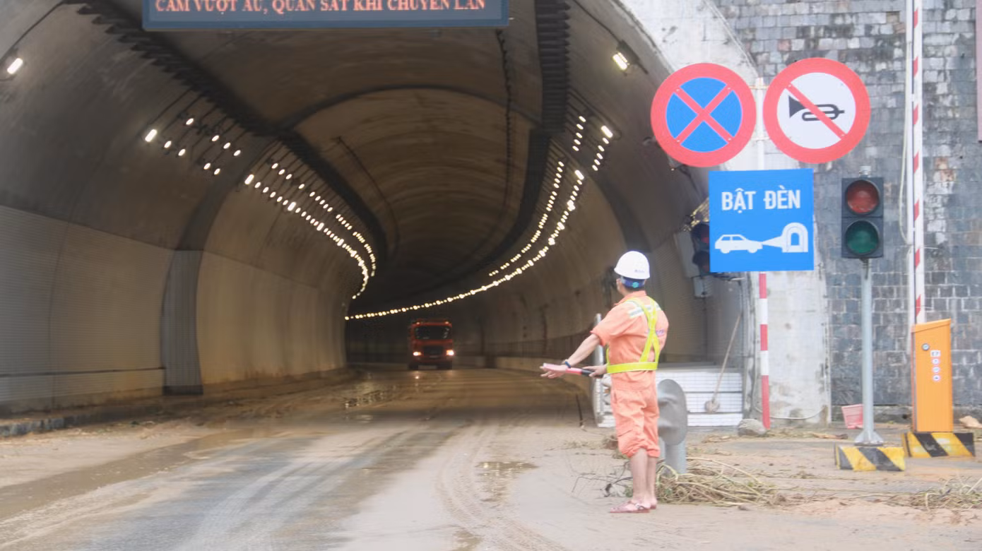 Đơn vị vận hành bố trí lực lượng điều tiết giao thông ở miệng hầm số 2 sau khi đã thông. Ảnh: Nguyễn Thành