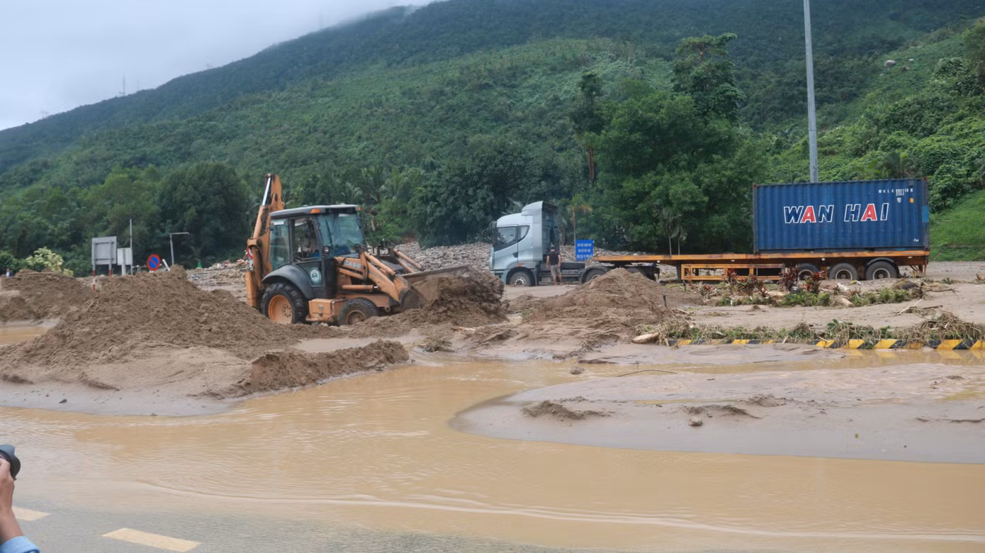Lực lượng chức năng và Công ty CP Đầu tư hạ tầng giao thông Đèo Cả (đơn vị quản lý vận hành hầm Hải Vân) đã huy động phương tiện, máy xúc cùng hàng trăm nhân công tiến hành khắc phục sự cố. Ảnh: Nguyễn Thành