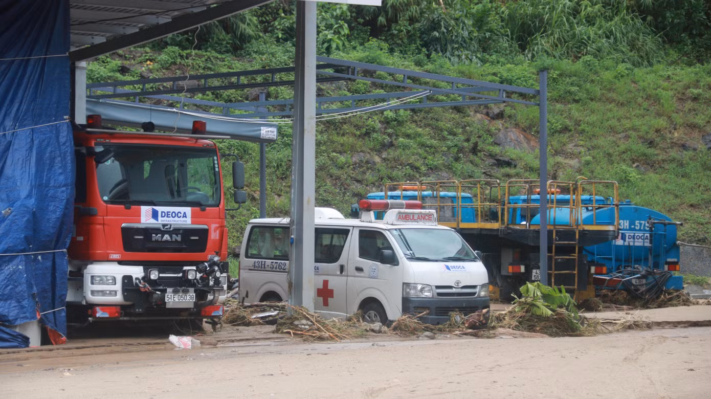 Phương tiện phục vụ công tác cứu hộ cứu nạn của hầm Hải Vân bị đất, bùn chắn lối.