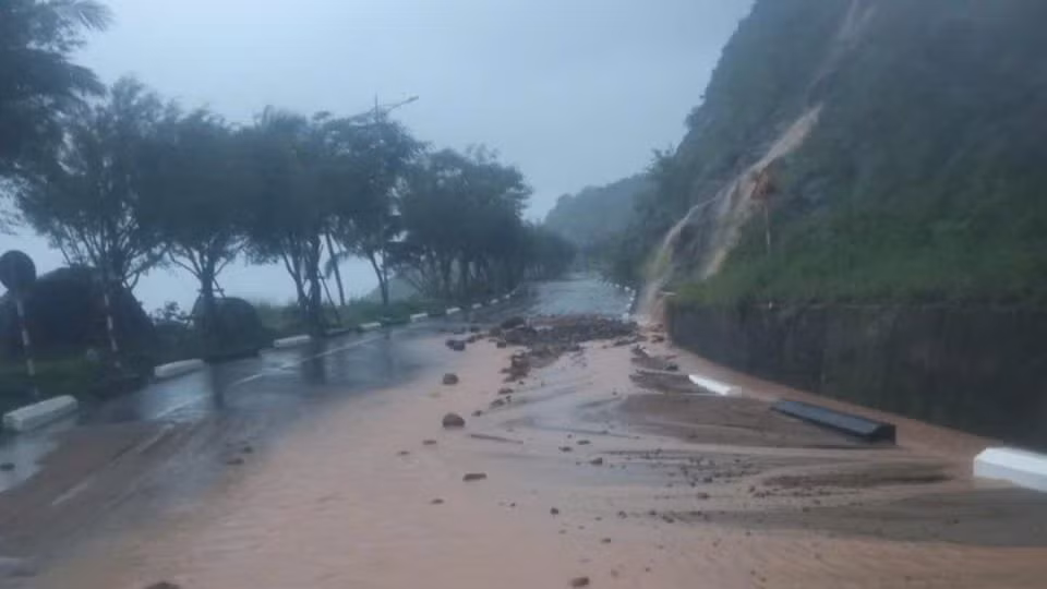 Đường lên núi Sơn Trà bị sạt lở. Đường lên núi Sơn Trà bị sạt lở.