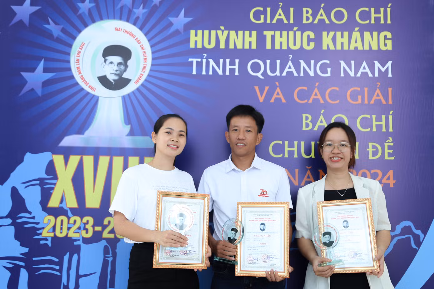 Các phóng viên báo Tiền Phong đạt 3 giải thưởng báo chí Huỳnh Thúc Kháng lần thứ 18.