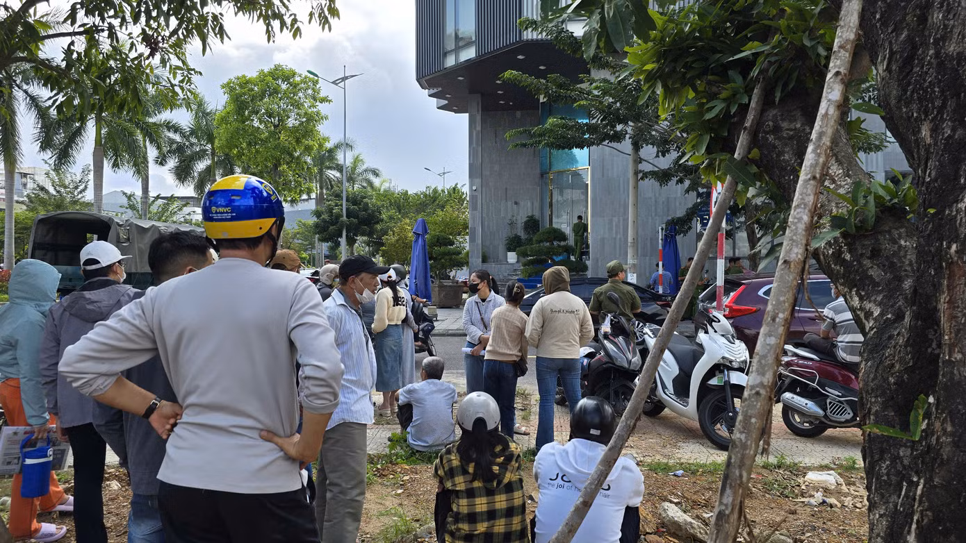 Đông đảo người dân có mặt bên ngoài trụ sở công ty GFDI trong thời điểm Công an làm nhiệm vụ.