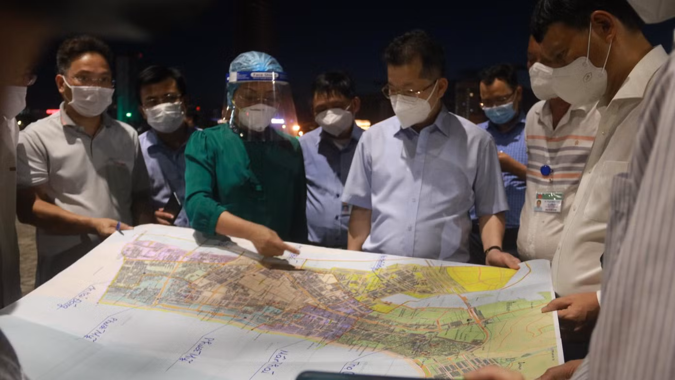 Bí thư Đà Nẵng Nguyễn Văn Quảng trong một lần kiểm tra phòng chống dịch tại quận Sơn Trà.