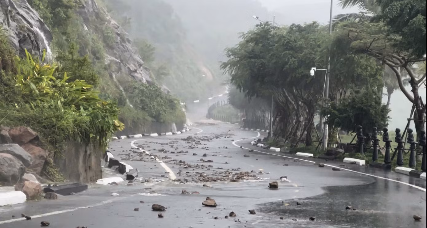 Bán đảo Sơn Trà bị sạt lở do mưa lớn, kéo dài. Bán đảo Sơn Trà bị sạt lở do mưa lớn, kéo dài.