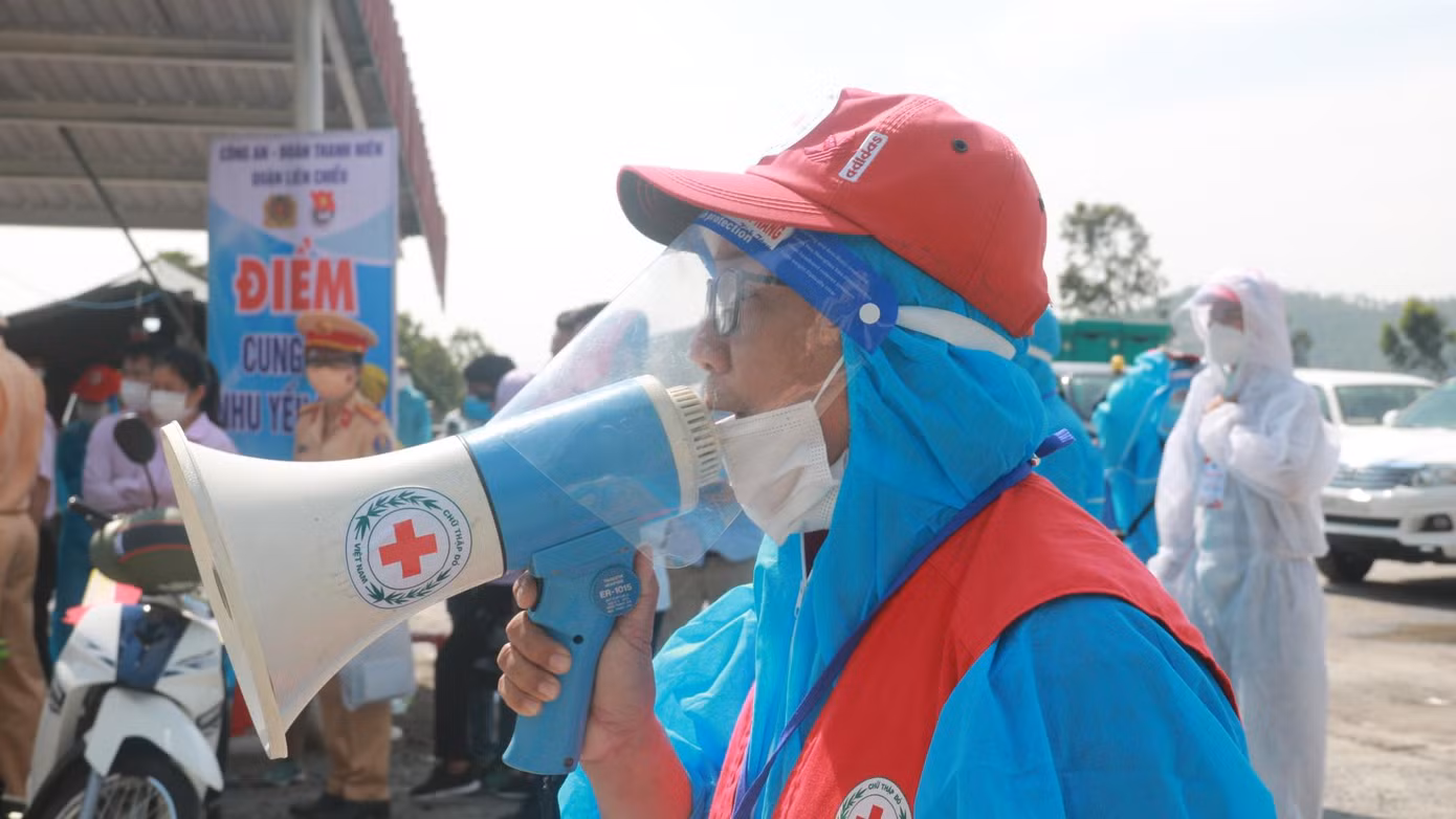 Thành viên Hội chữ Thập đỏ TP Đà Nẵng hướng dẫn người dân di chuyển đảm bảo an toàn.