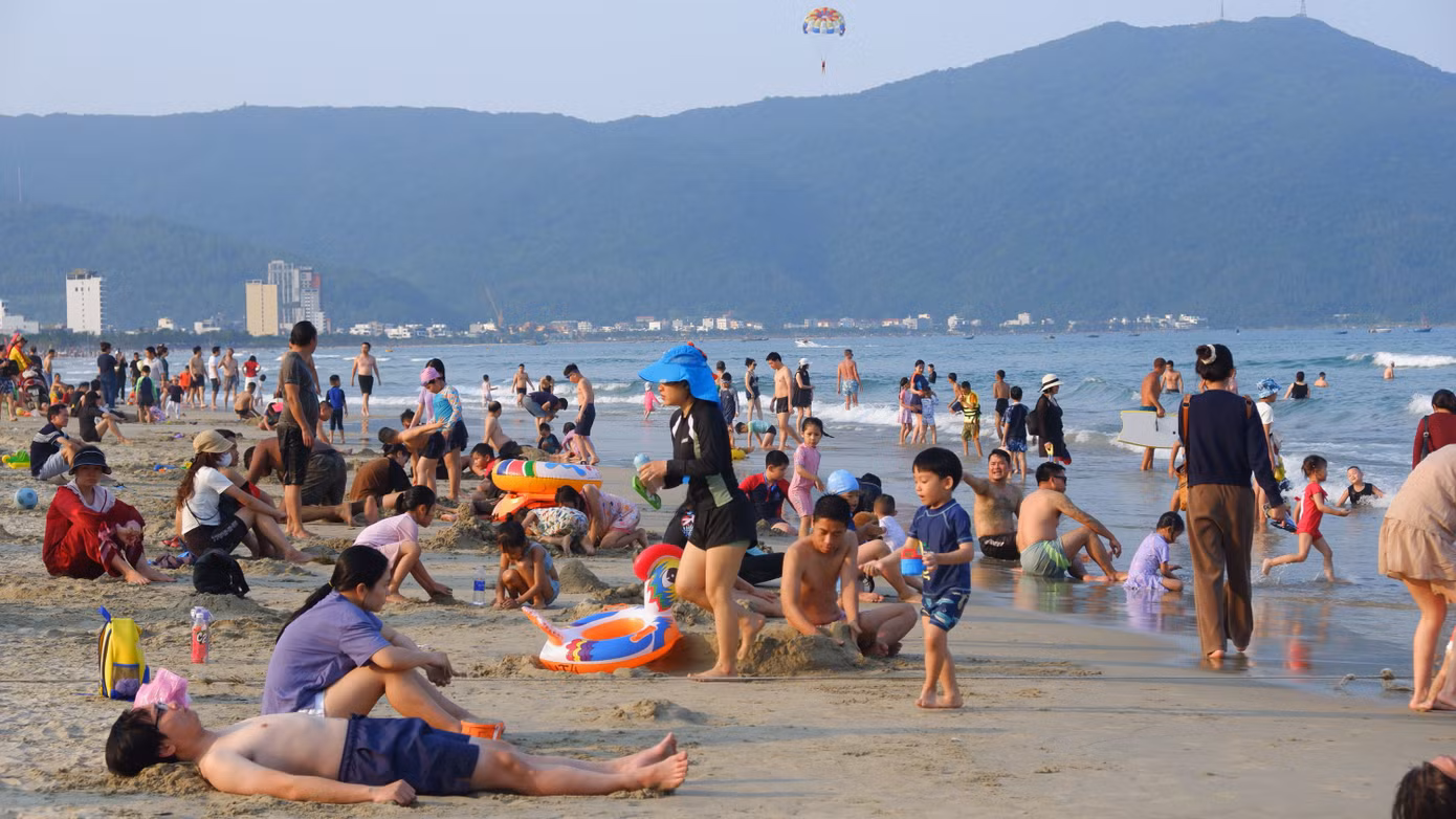Các bãi tắm ở khu vực Mân Thái, Thọ Quang gần bán đảo Sơn Trà cũng đông nghịt người tắm.