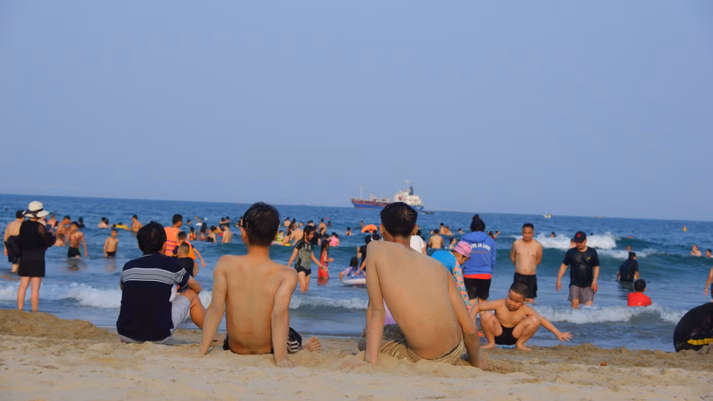 Phơi mình trong nắng ấm, ngắm biển Đà Nẵng là một trải nghiệm thú vị với nhiều du khách.