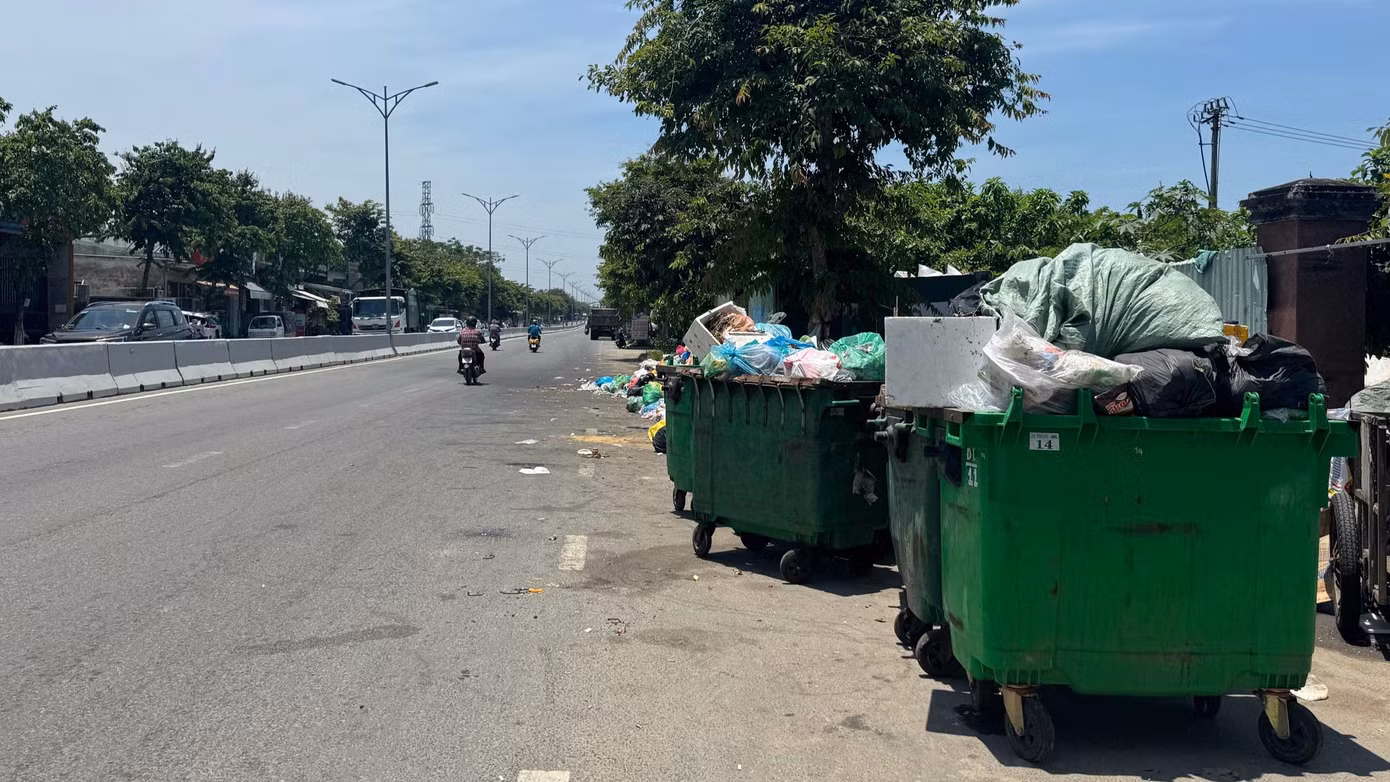 Trong khi đó, ông Ngô Lê Quảng - Giám đốc Urenco 15 cho hay: Nguyên nhân chính là do bãi rác Khánh Sơn bị tắc nghẽn khiến xe ra vào khó khăn. Trước đây, mỗi chuyến đổ rác chỉ mất 1 tiếng, nay có khi 4 tiếng mới đổ xong một chuyến.