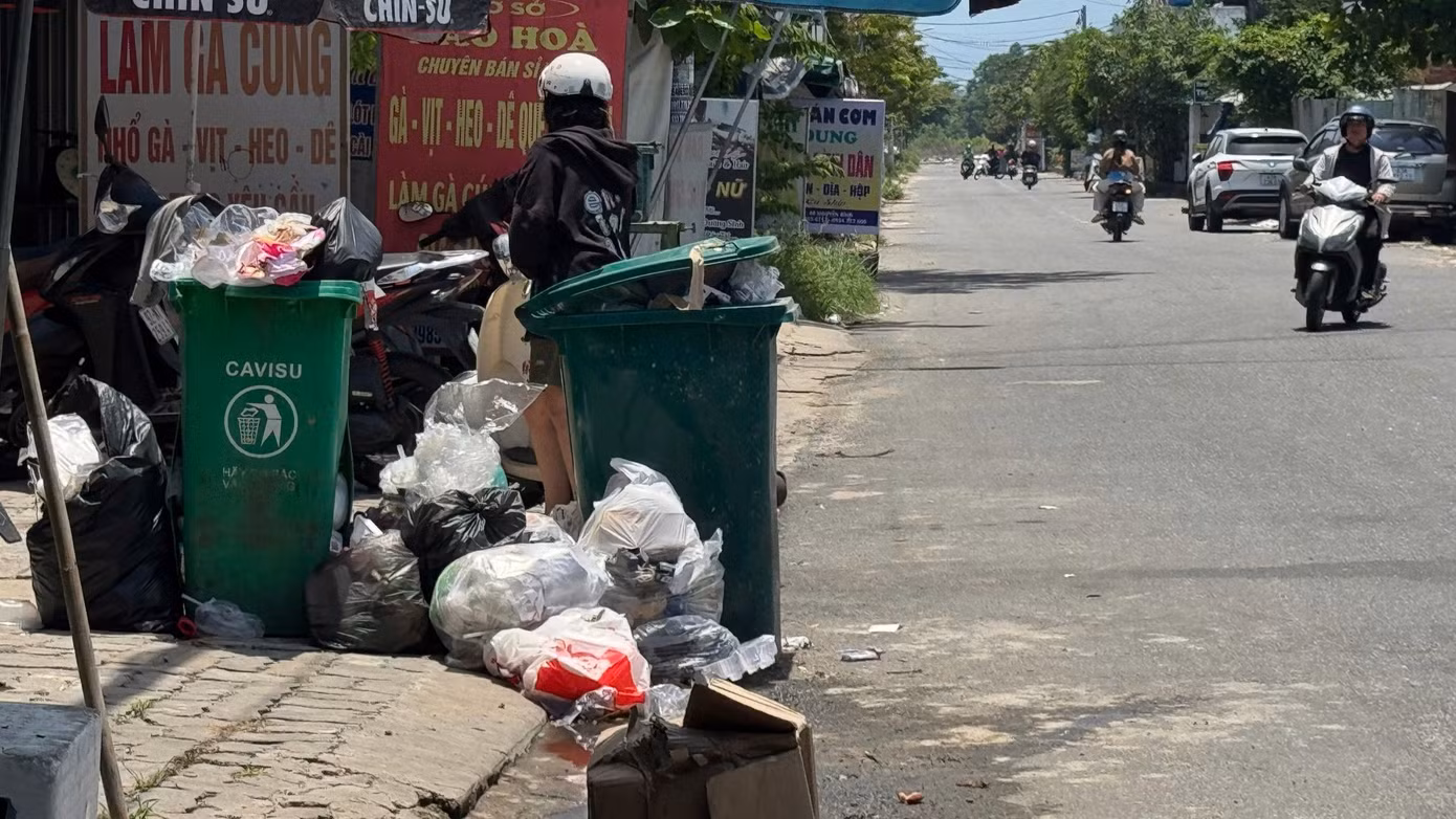 Theo phản ánh của người dân, trong 3 ngày qua không thấy xe đến lấy rác, rác thải chất đống bốc mùi hôi, rất mất vệ sinh, nhiều khu vực có phòng trọ công nhân, sinh viên, dân cư đông nên lượng rác rất lớn.