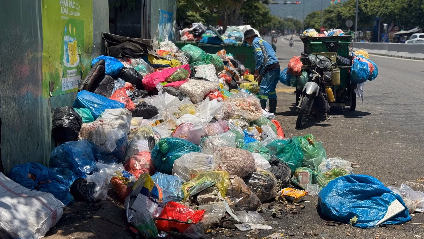 Theo ghi nhận của phóng viên, tại phường Hòa Minh, quận Liên Chiểu, các thùng rác đều quá tải, rác thải không được thu gom chất đống tràn ra đường, gây mất mỹ quan đô thị, ô nhiễm môi trường.