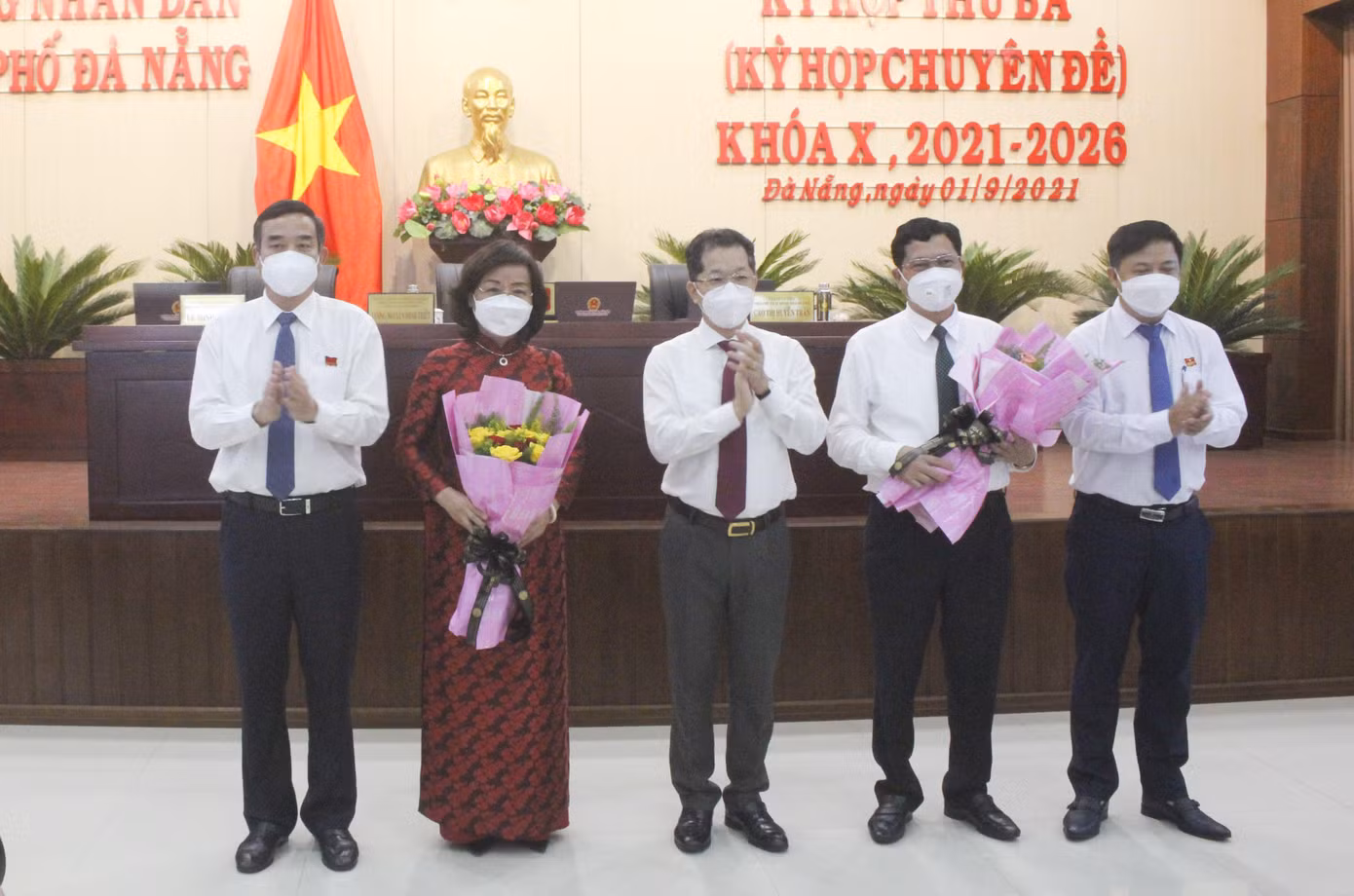 Lãnh đạo TP Đà Nẵng tặng hoa cho bà Yến và ông Sơn sau khi được bầu làm Phó chủ tịch UBND TP.