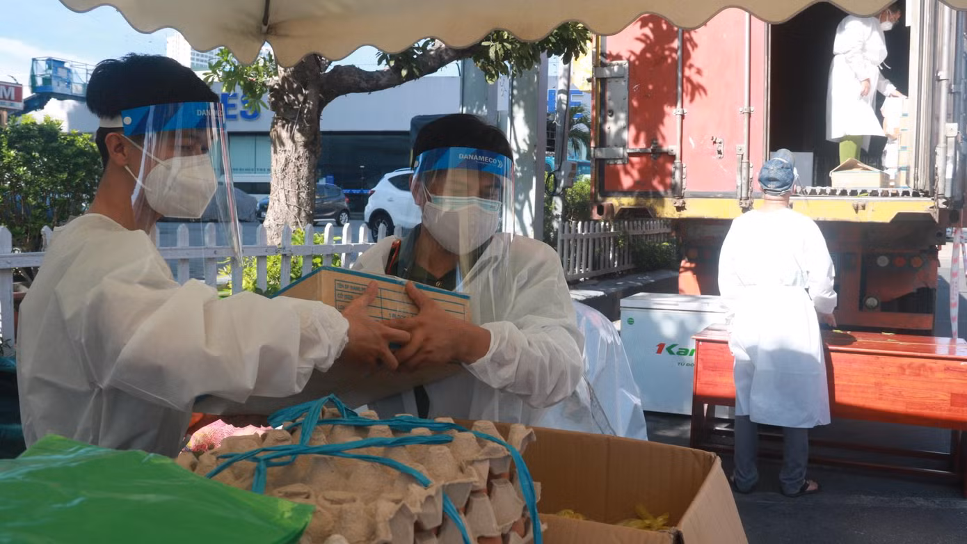 Lực lượng Công an TP Đà Nẵng cung ứng thực phẩm cho người dân những ngày cách ly, phong toả.