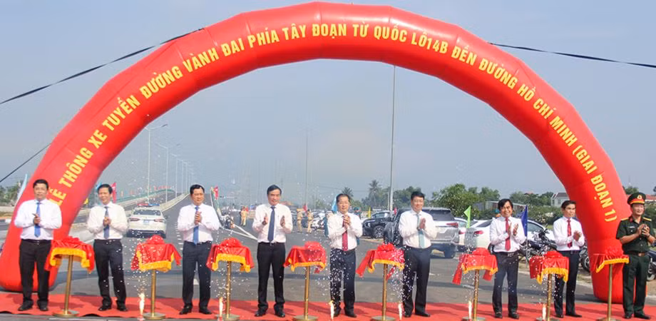 Quang cảnh lễ thông xe.