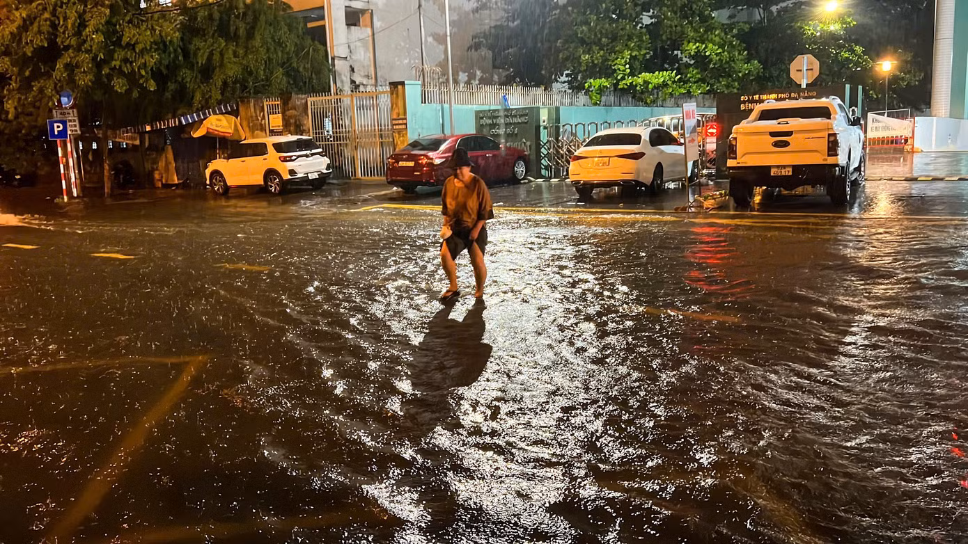 Các lực lượng vũ trang, UBND các quận, huyện, các sở, ngành của thành phố đã được yêu cầu kiểm tra, rà soát các khu vực có nguy cơ cao xảy ra sạt lở đất đá, đồi núi, lũ quét, ngập lụt, chủ động có giải pháp bảo đảm an toàn người và tài sản; sẵn sàng lực lượng, phương tiện tại các khu vực trọng điểm để kịp thời hỗ trợ người dân sơ tán, cứu hộ, cứu nạn và xử lý các tình huống do mưa lớn, ngập lụt, sạt lở... có thể xảy ra.