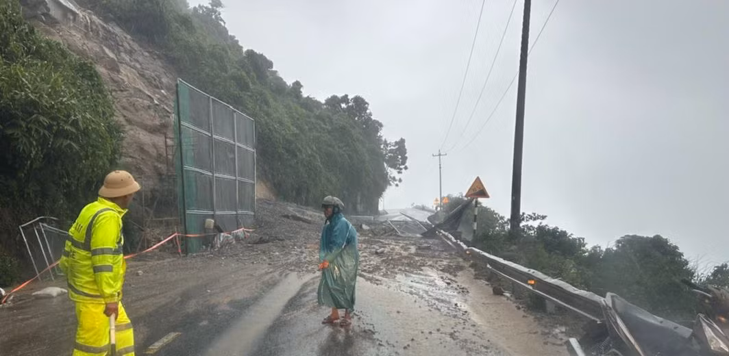 Sạt lở trên đèo Hải Vân.