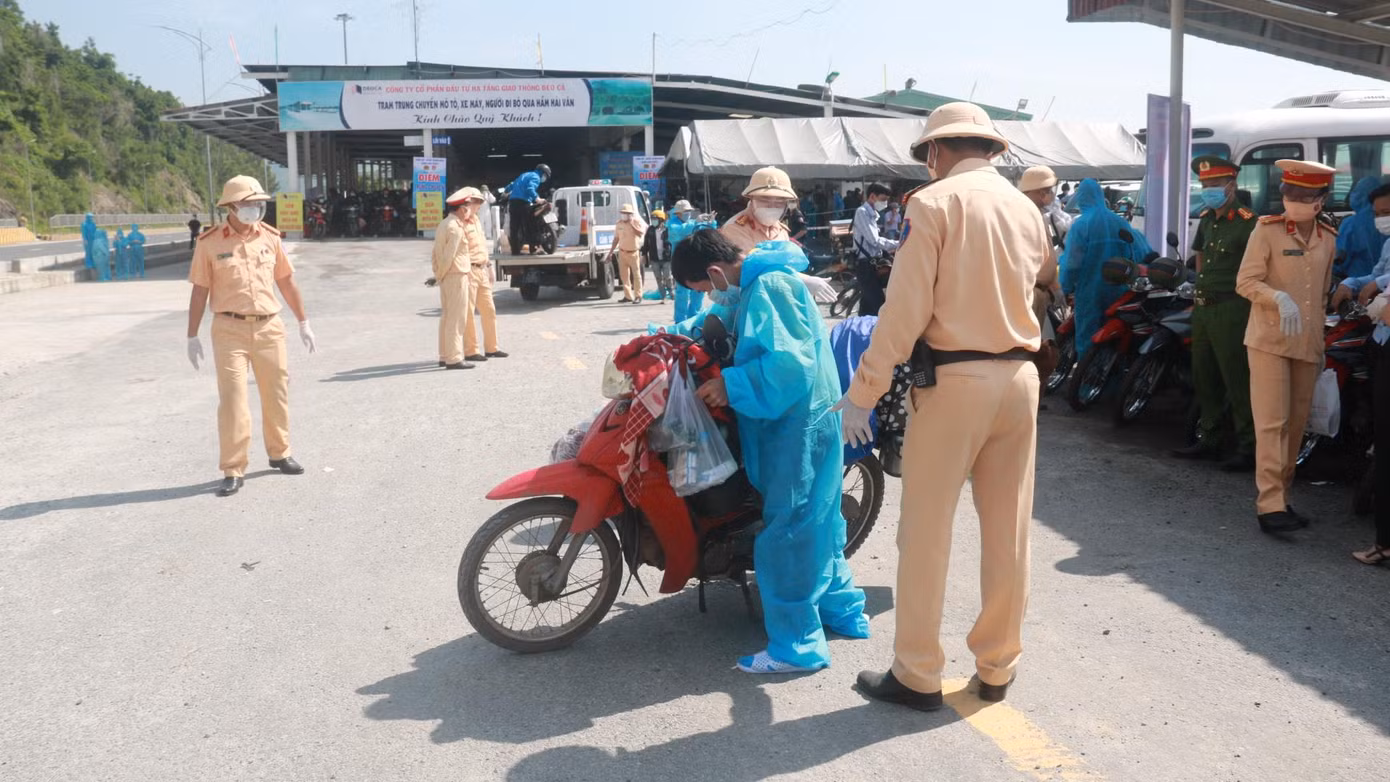 Sáng ngày 10/10, hàng trăm người dân từ các tỉnh phía nam về quê đã được lực lượng cảnh sát giao thông TP Đà Nẵng dẫn đoàn từ địa phận tỉnh Quảng Nam về trạm trung chuyển phía nam hầm Hải Vân để qua hầm an toàn. Tại trạm trung chuyển, nhiều người dân rất bất ngờ vì Cảnh sát giao thông (Công an TP Đà Nẵng) đã chờ sẵn để kiểm tra xe cộ. Trường hợp xe máy hư hỏng nặng, không đảm bảo an toàn được lực lượng làm nhiệm vụ ở đây tặng xe máy mới.