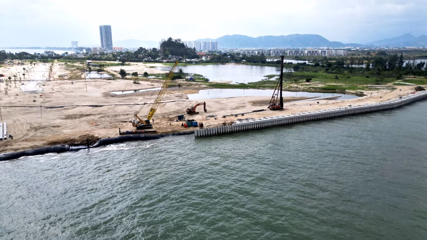 Người dân địa phương cho rằng quá trình thi công dự án khu du lịch sinh thái Nam Ô ở phía đối diện đã tác động và ảnh hưởng đến khu vực cửa sông Cu Đê, bãi biển dọc tuyến bờ kè từ nhà máy xi măng Hải Vân đến cầu Nam Ô.