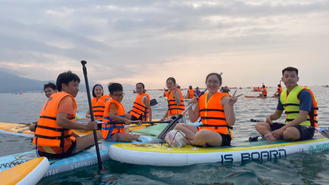 Khu vực biển Hòn Sụp nằm ở khu vực chân núi bán đảo Sơn Trà, cách bờ khoảng 2km, là địa điểm chèo Sup lý tưởng của người dân và du khách.