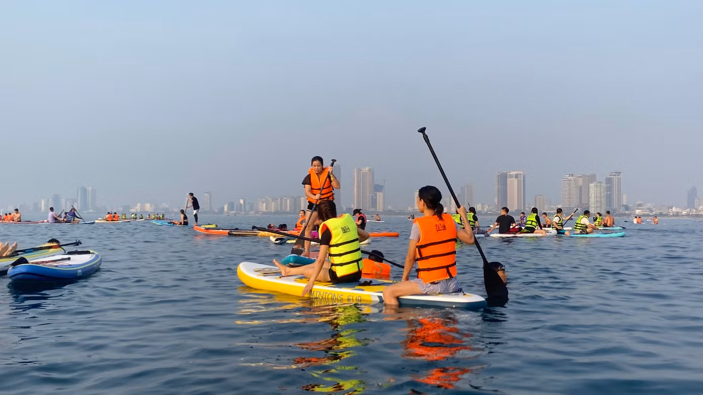 Nhờ hoạt động chèo Sup mà bãi biển Mân Thái trở nên sôi động, thu hút du khách nhiều hơn.