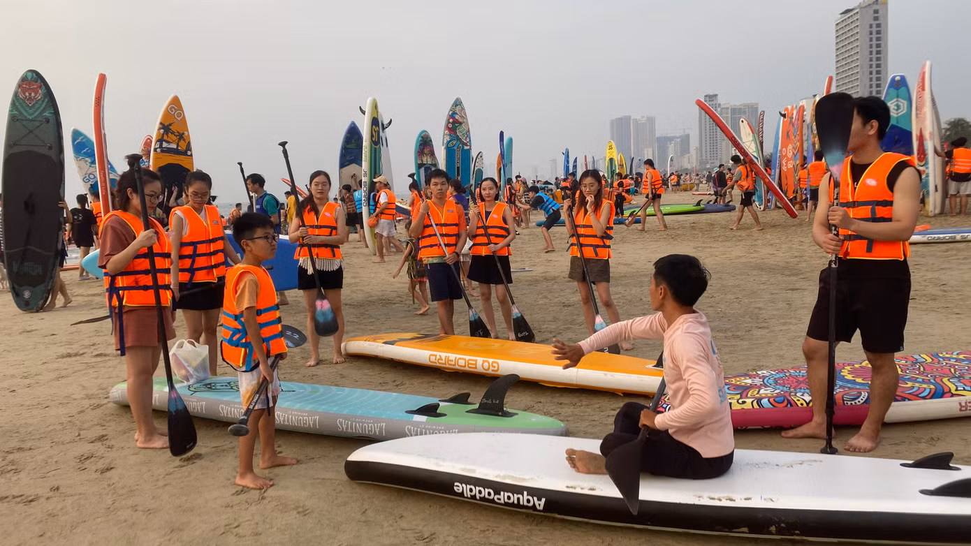 Môn thể thao dưới nước, ngoài trời này đang được nhiều người ưa chuộng. Dịch vụ cho thuê Sup ở bãi biển Mân Thái cũng nở rộ. Trước khi xuống biển, tất cả mọi người đều phải mặc áo phao và được các nhân viên hướng dẫn các kỹ năng cơ bản chèo Sup, xử lý tính huống khi ngã xuống biển.