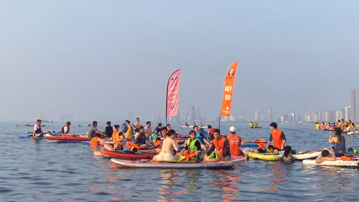 Ngày càng nhiều team, đội chèo Sup được thành lập cùng tập luyện và tận hưởng không khí mát mẻ trên biển Đà Nẵng.
