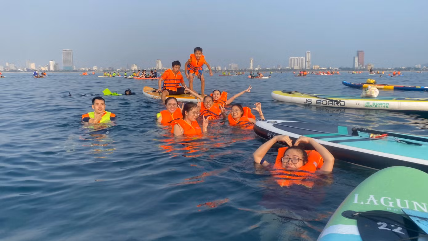 Cùng ngâm mình trong làn nước mát lạnh trong veo, ngắm thành phố trong nắng sớm, du khách sẽ có những trải nghiệm khó quên khi tham gia chèo Sup ở biển Mân Thái.
